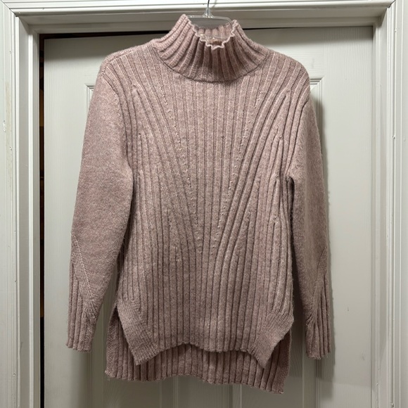 Nice warm Vera Wang cable knit sweater. - Picture 1 of 2